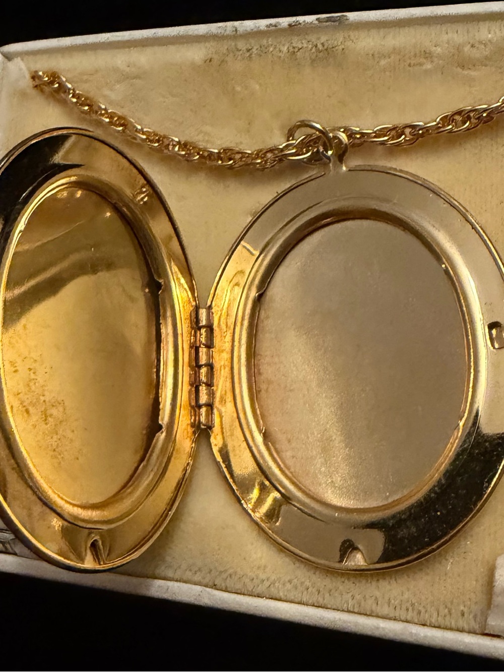 Vintage Mid Century Etched Round Locket Necklaces Set - Picture 4 of 10
